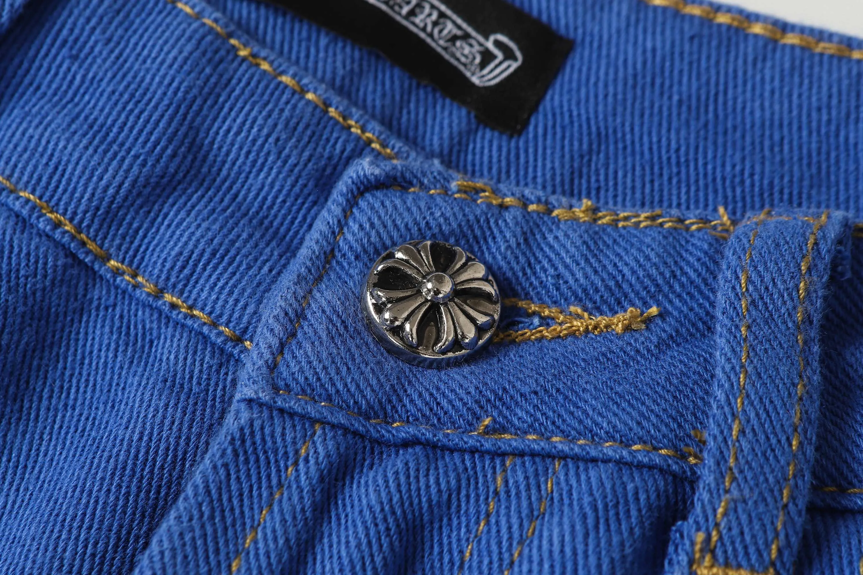P256 Actual photo [High quality] Coding: LH7408 Color: Picture color Size: S to XXXL - Chrome Hearts/Chrome Hearts Classic colored leather cross washed color cloth unisex denim trousers - Vibe style straight stacked god-level version - Carbon fine bias denim color cloth - Old vintage complete set of hardware - Chrome Hearts high version uses high ounce custom fabrics, enzyme washing and soft color fixation, soft and thick to wear The details are all produced by pure hand polishing and craftsmanship. All-over jacquard fabrics have unique design styles. Multiple processes create a full retro feel. Niche unique non-colliding shirts. Customized old spray-painted buttons. Every detail is crafted with craftsmanship. Size Pants length Waist Hips Unit cm S 98 68 100 M 99 72 104 L 100 76 108 XL 101 80 112 XXL 102 84 116 XXXL 103 88 120